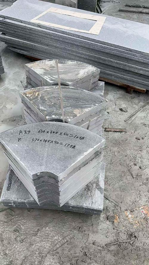 芝麻灰石材异形坐凳的加工艺术 从荒料到精品的匠心之旅